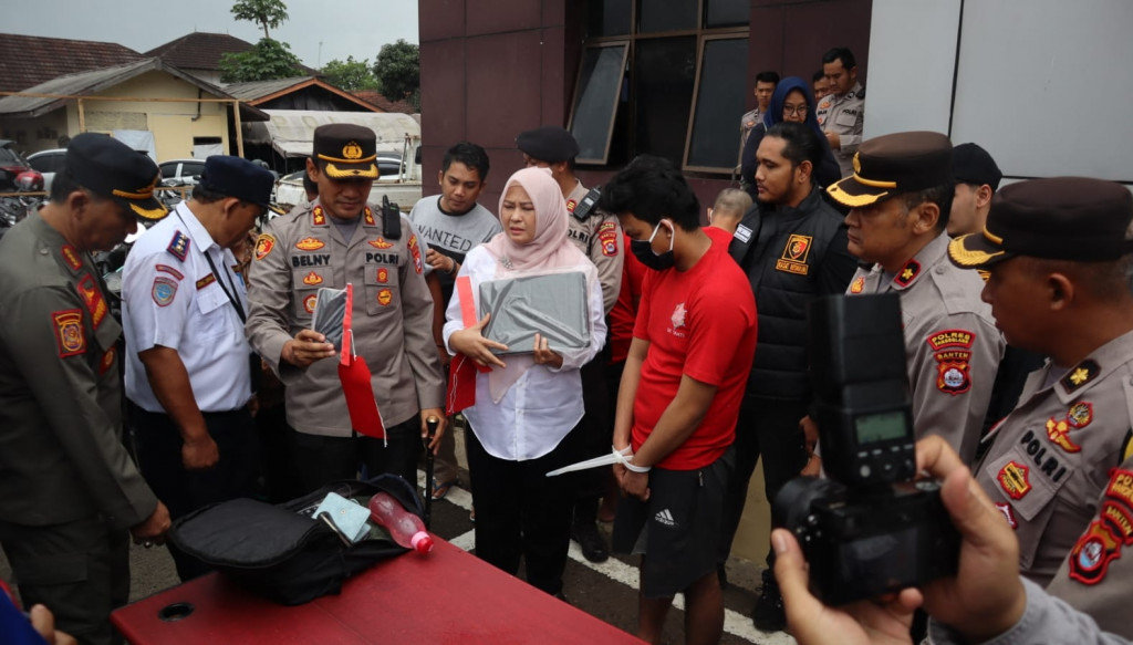 Polres Pandeglang tangkap seorang pria yang menghabisi nyawa pacarnya.