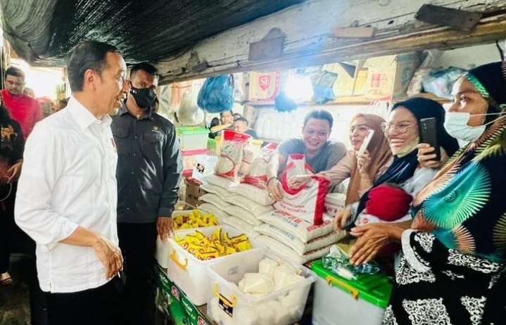 Momen Jokowi Ajak Sejumlah Pemred Blusukan ke Pasar di Kota Medan