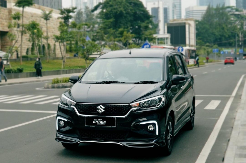 Warna hitam menjadi warna yang hampir ada disetiap model mobil. Suzuki