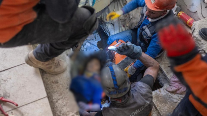 Ajaib! Setelah 80 Jam Seorang Remaja Diselamatkan dari Reruntuhan Gempa Turki