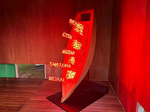 'The Light of Journey' adalah instalasi berbentuk perahu. (Foto: Dok. Istimewa)