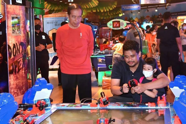 Potret Jokowi Temani Cucu Main ke Pusat Perbelanjaan di Medan