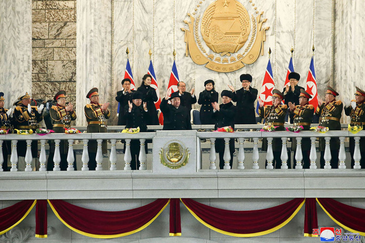 Foto Terpopuler: Kim Jong Un Saksikan Parade Militer hingga Potret Pilu Korban Gempa Turki