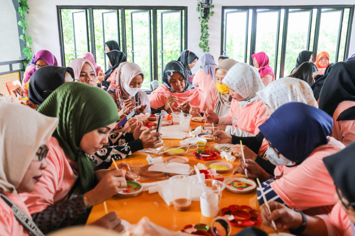 Relawan Ganjar Lampung Ajak IRT Berlatih Lukis Gerabah