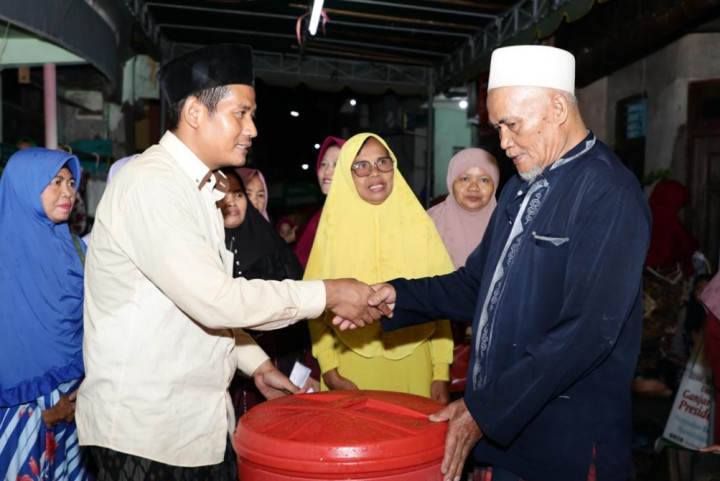 Bagikan Alat Kebersihan, Relawan Gugah Kesadaran Lingkungan Warga Surabaya