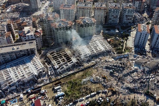 Bangunan pemukiman warga di Hatay, Turki yang roboh akibat gempa 7,8 magnitudo. Foto: AFP