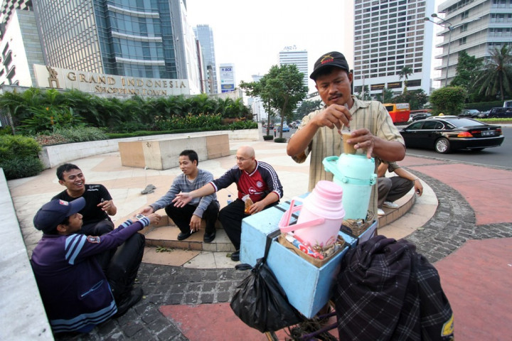Diduga Tendang Pedagang Kopi Starling, Pj Gubernur Minta Satpol PP Bersikap Humanis dan Tidak Arogan