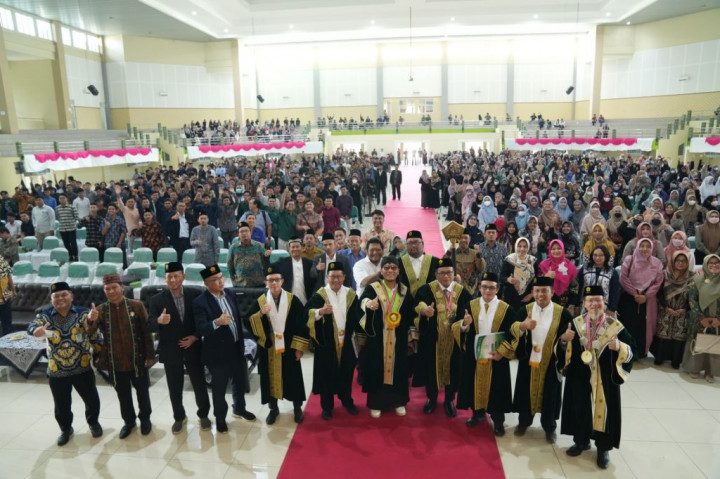 Gus Miftah Raih <i>Summa Cum Laude</i> di Unissula, Ini Gelarnya