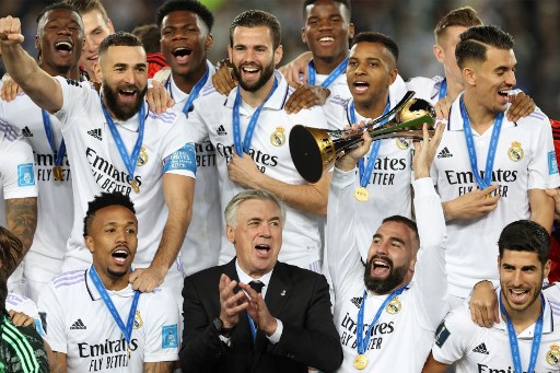 Real Madrid Angkat Trofi Piala Dunia Antarklub 2022