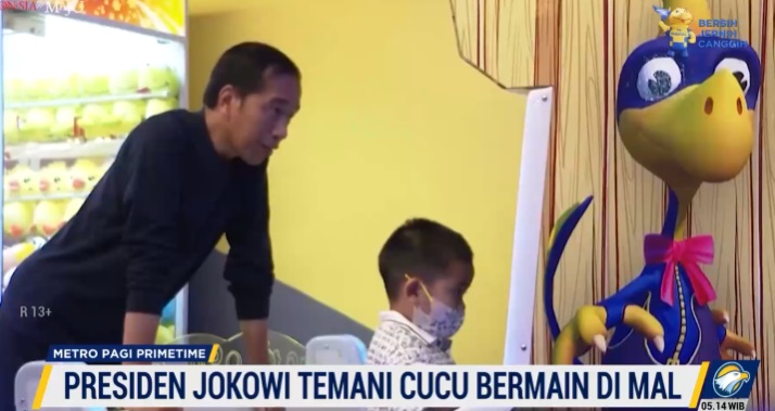 Momen Jokowi dan Cucu Bermain di Mal Sela Kunjungan Kerja di Medan