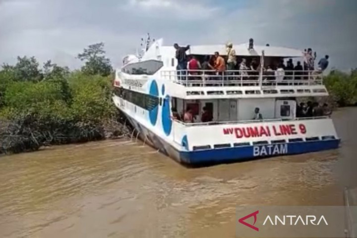 Kapal Feri Rute Tanjungbalai-Selanpanjang Kandas di Perairan Hutan Bakau Tebingtinggi