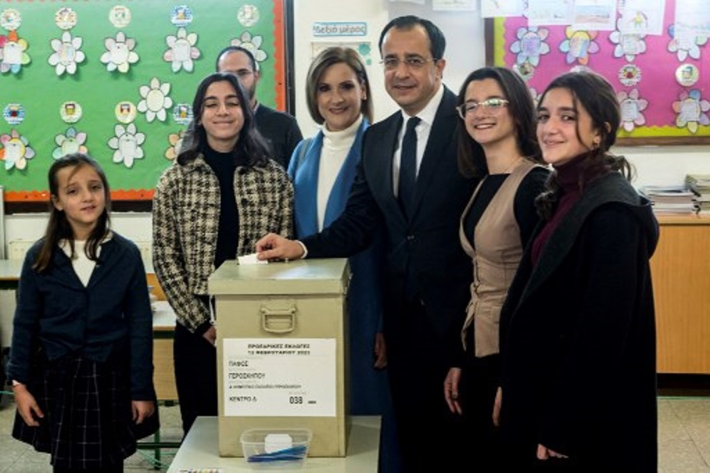 Mantan menteri luar negeri Siprus Nikos Christoulides menggunakan hak pilihnya di pilpres putaran kedua di Paphos, 12 Februari 2023. (Iakovos Hatzistavrou / AFP)