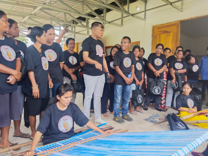 Pelestarian Budaya, Relawan Bagikan Bahan Tenun di NTT