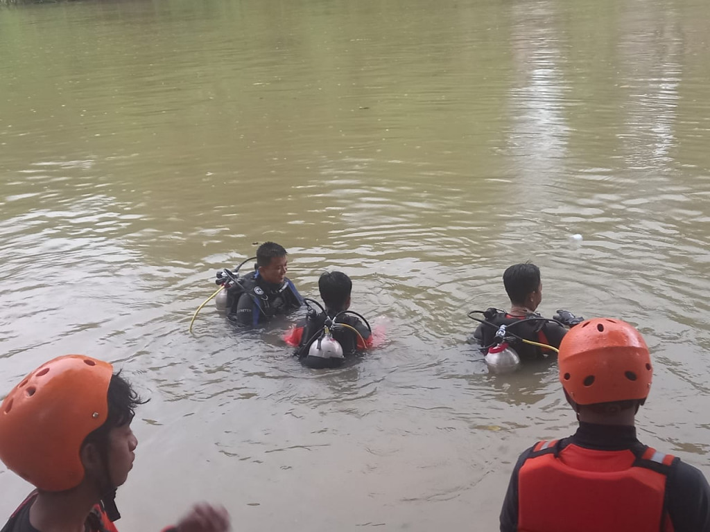 Tim Basarnas bersama Potensi Sar tengah melakukan pencarian anak tenggelam di Sungai Pangkajene, Kabupaten Pangkep, Sulawesi Selatan, Minggu, 12 Februari 2023. Istimewa.