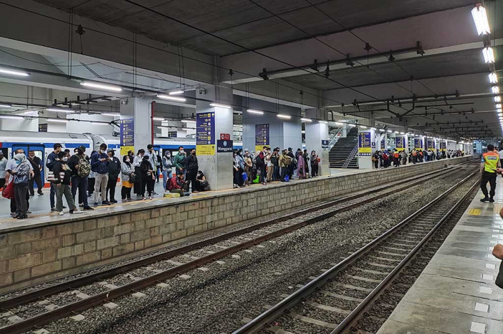 Listrik Aliran Atas Sempat Terbakar, Lalin KRL di Stasiun Manggarai Berjalan Normal