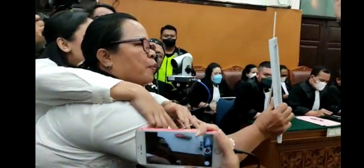 Ibu Brigadir J Sodorkan Foto Anaknya Saat Putri Candrawathi Divonis Penjara 20 Tahun
