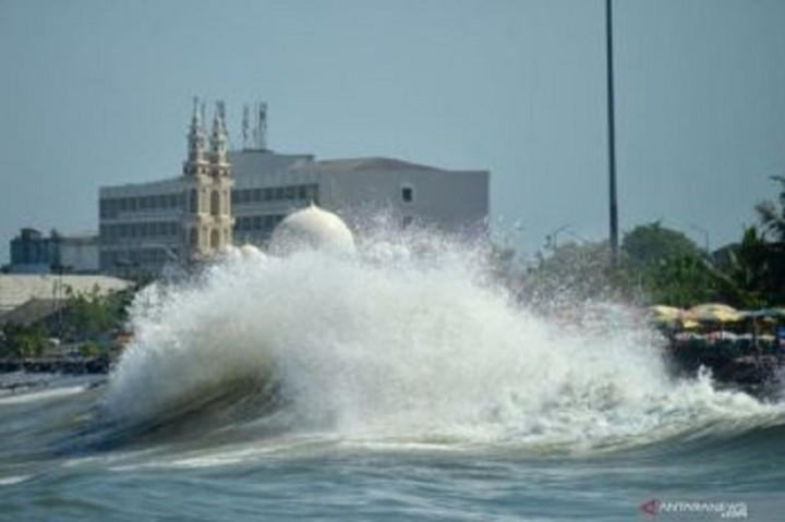 Waspada! Gelombang Tinggi dan Angin Kencang di Perairan Bali Hingga 15 Februari