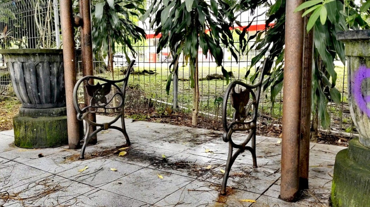Renovasi Belum Beres, Kursi Taman Stadion Manahan Rain Dicuri