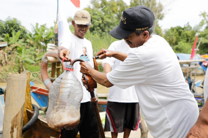 500 Liter Oli Gratis Dibagikan ke Nelayan di Subang