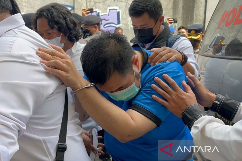Terdakwa Hendri Hernando saat menjalani rekonstruksi perkara pembunuhan purnawirawan TNI Muhammad Mubin di Lembang, Kabupaten Bandung Barat, Jawa Barat. (ANTARA/Bagus Ahmad Rizaldi)