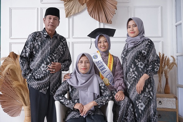 Teliti Fenomena Ibu <i>Home Workers</i> di Banguntapan Bantul, Mahasiswa UNY Ini Raih IPK 4,00