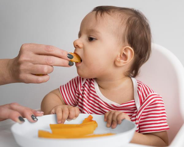 Berikut ini beberapa rekomendasi agar si kecil tetap makan dan bisa menenangkan gusi bayi. (Foto: Ilustrasi/Dok. Freepik.com)