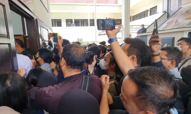 Pengunjung Desak-desakan Masuk Ruang Sidang Bharada E, Keributan Tak Terhindarkan