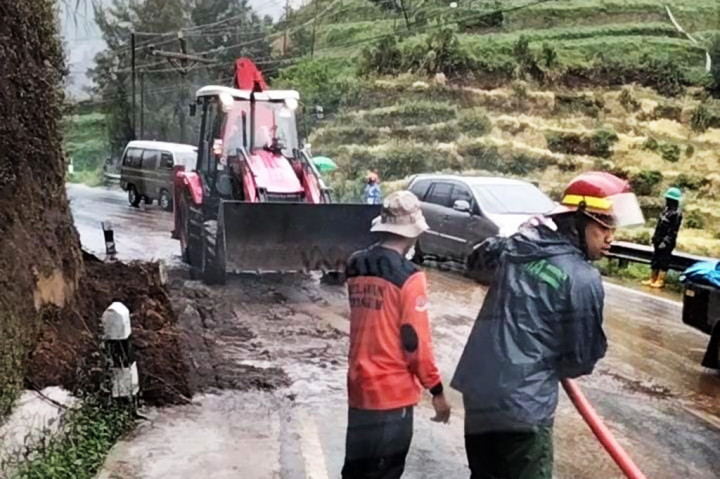 Longsor Tutup Sebagian Jalan Raya Dieng Wonosobo