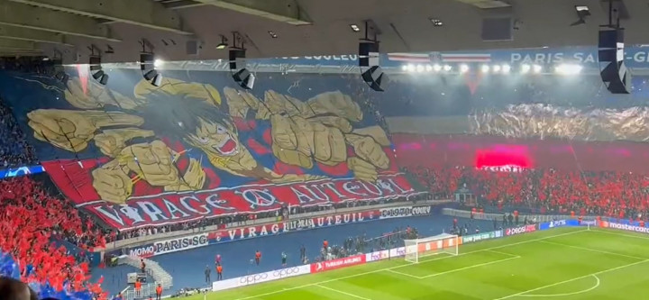 Keren! Fans PSG Bikin Koreo One Piece saat Lawan Muenchen, Ada <i>Gomu Gomu no Gattling</i> Luffy