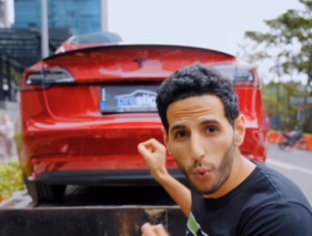 Habis Dirujak Netizen, Nas Daily Promo Industri Baterai Indonesia