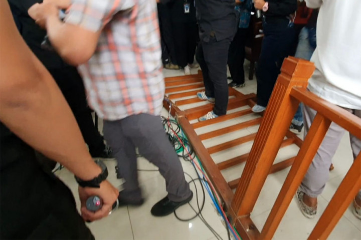 Fans Merangsek Masuk Setelah Bharada E Divonis 1,5 Tahun Penjara