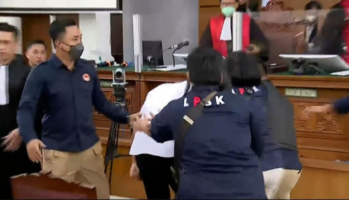 Momen LPSK Gercep Melindungi Bharada E dari Kejaran Fans usai Sidang Ditutup