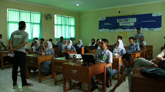 Ratusan Warga Desa Cikeas dan Sukaraja Dapat Pelajaran Teman Non Toksik dan Anti Hoaks di Reconnect UMB 2023