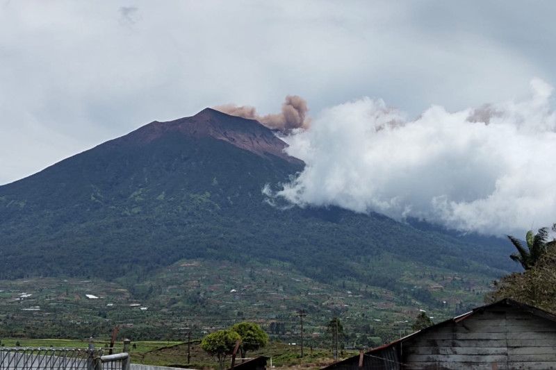 Kolom Abu Berwarna Coklat Muncul saat Erupsi Gunung Kerinci