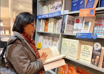 Menteri Keuangan Sri Mulyani di Toko Buku Maruzen, Tokyo. Foto: Instagram Sri Mulyani