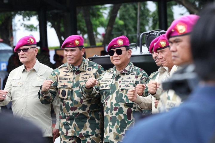 Prabowo Terima Brevet dan Warga Kehormatan dari Korps Marinir