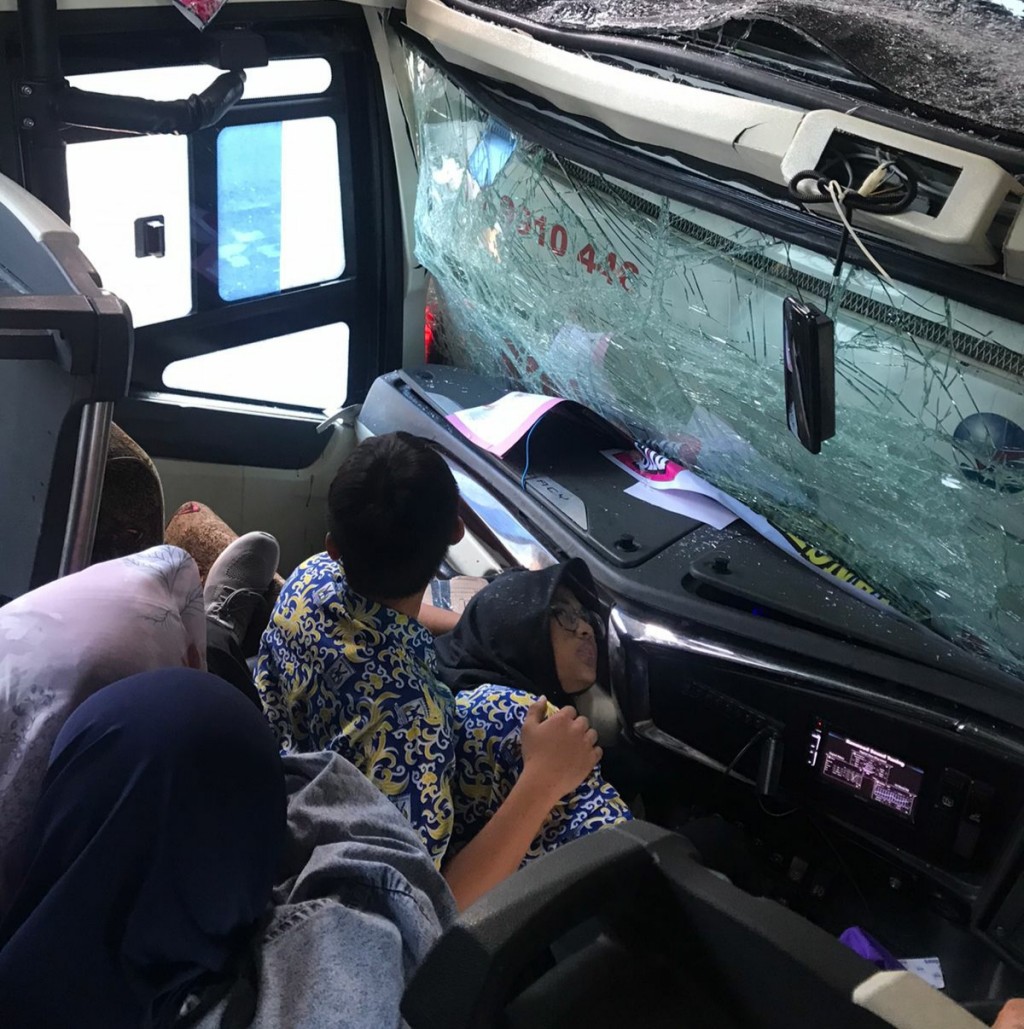 Bus rombongan study tour SMPN 4 Kota Tangerang mengalami kecelakaan beruntun di Km 18 Jalan Tol Jakarta-Cikampek, Tambun, Kabupaten Bekasi, Jawa Barat, Rabu, 15 Februari 2023. Dokumentasi/ istimewa