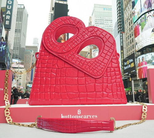 Instalasi tas raksasa 'Hold Me Bag' di Times Square, New York. (Foto: Dok. Istimewa)