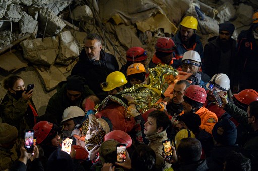 5 Lagi Berhasil Diselamatkan dari Puing Gempa Turki, Termasuk 2 Anak-anak