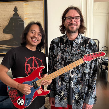 Keren! Gitaris Red Hot Chili Peppers Pakai Batik Pemberian Dewa Budjana