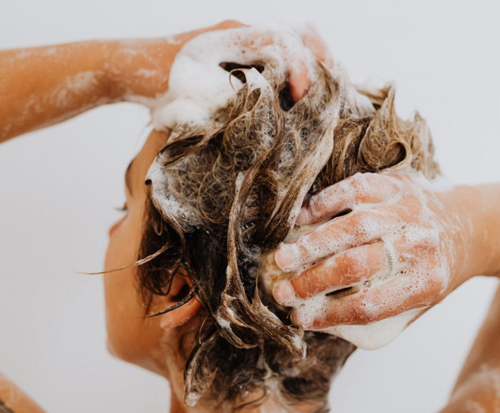 Perhatikan! Begini Cara Memilih Sampo Anti Ketombe yang Baik