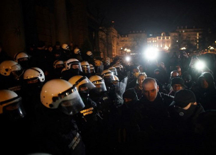 Ratusan Demonstran Serbia Tolak Normalisasi Hubungan dengan Kosovo