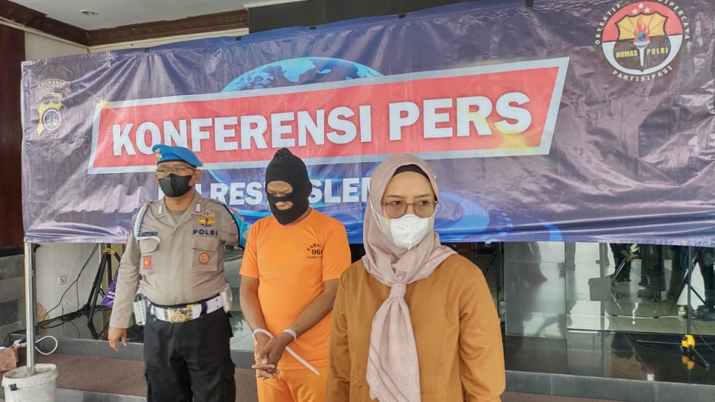Lelaki inisial HW, 48, (tengah) pemerkosa anak tiri di Mapolresta Sleman. Medcom.id/ Ahmad Mustaqim