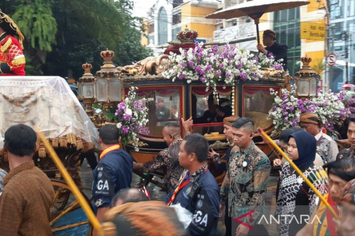 Kirab Agung <i>Tingalan Dalem Jumenengan</i> Keraton Surakarta Diguyur Hujan