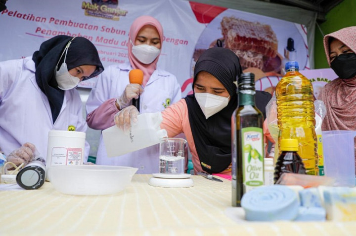 Bantu Ekonomi Keluarga, Ibu Rumah Tangga di Cibinong Dilatih Bikin Sabun Natural