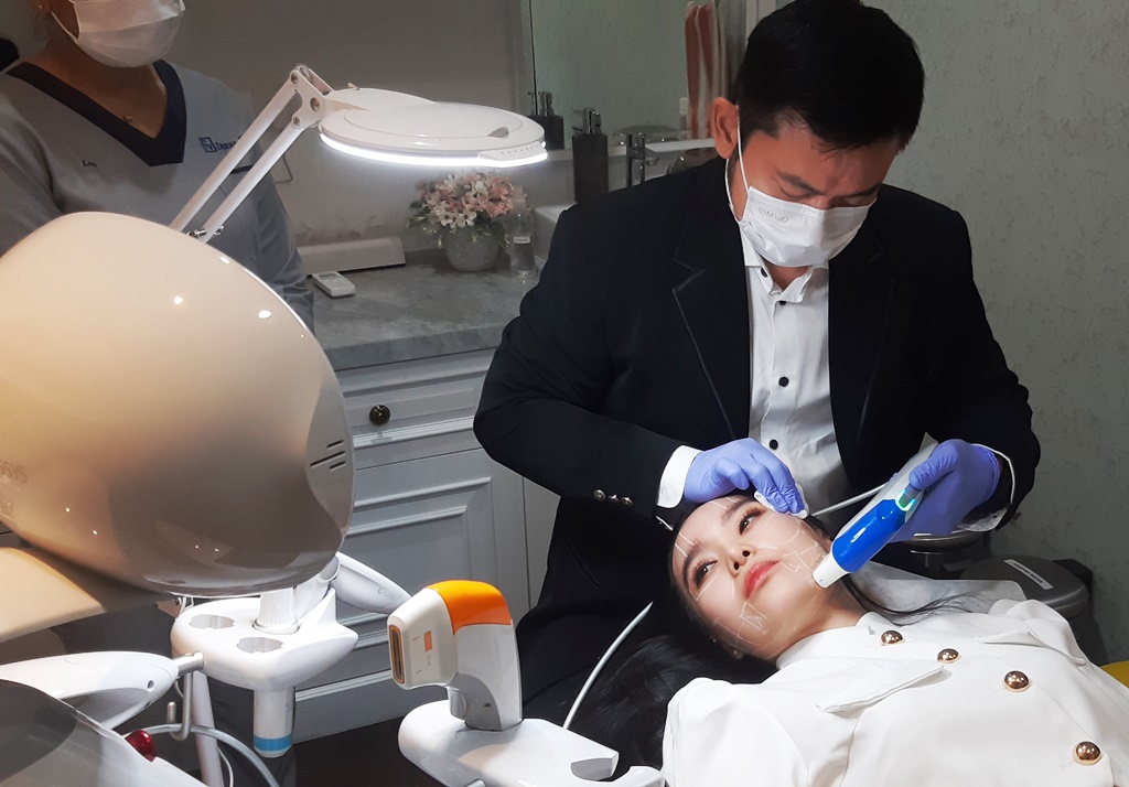 Derma V-Clinic menggunakan teknologi High Intensity Focused Ultrasound teranyar untuk mengencangkan kulit pasien. (Foto: A. Firdaus/Medcom)