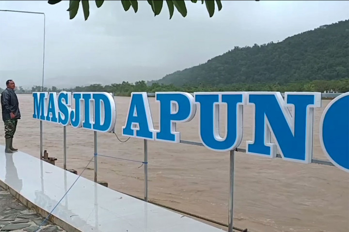 Masjid Apung di Pantai Pancer Door Pacitan Roboh Diterjang Banjir