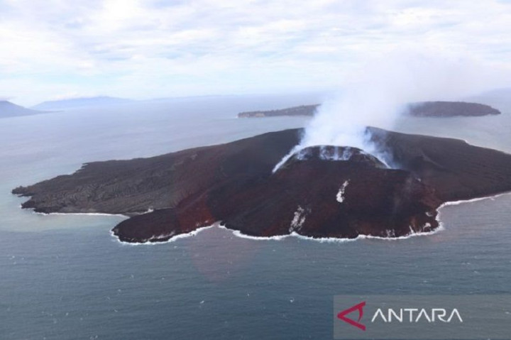 Tinggi Asap Gunung Anak Krakatau Capai 200 Meter di Atas Puncak Kawah