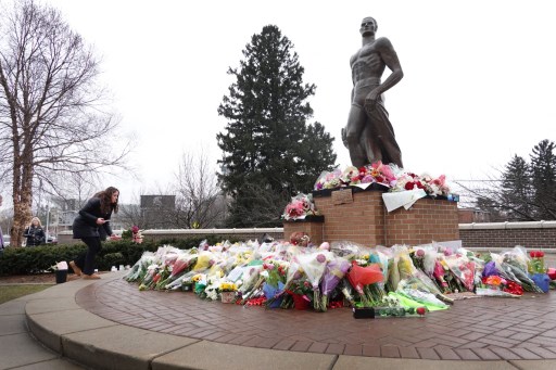 Karangan bunga di bawah patung ikonik Michigan State University./AFP