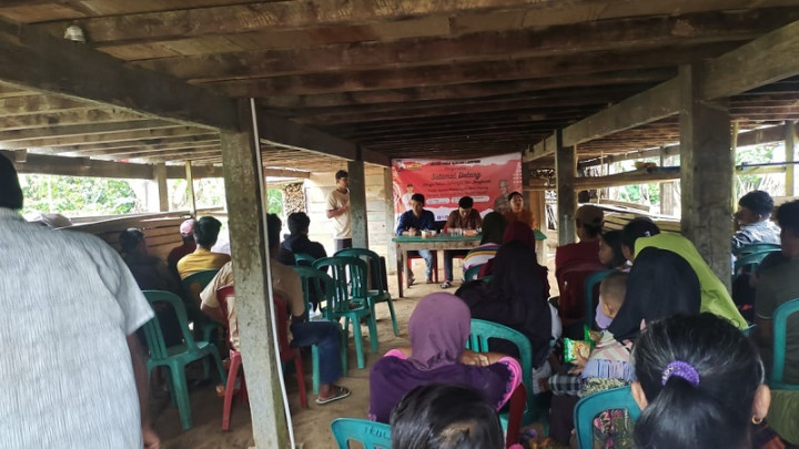 Bantu Pertanian Warga, Para Pemuda Bagikan Bibit Buah di Pesisir Barat